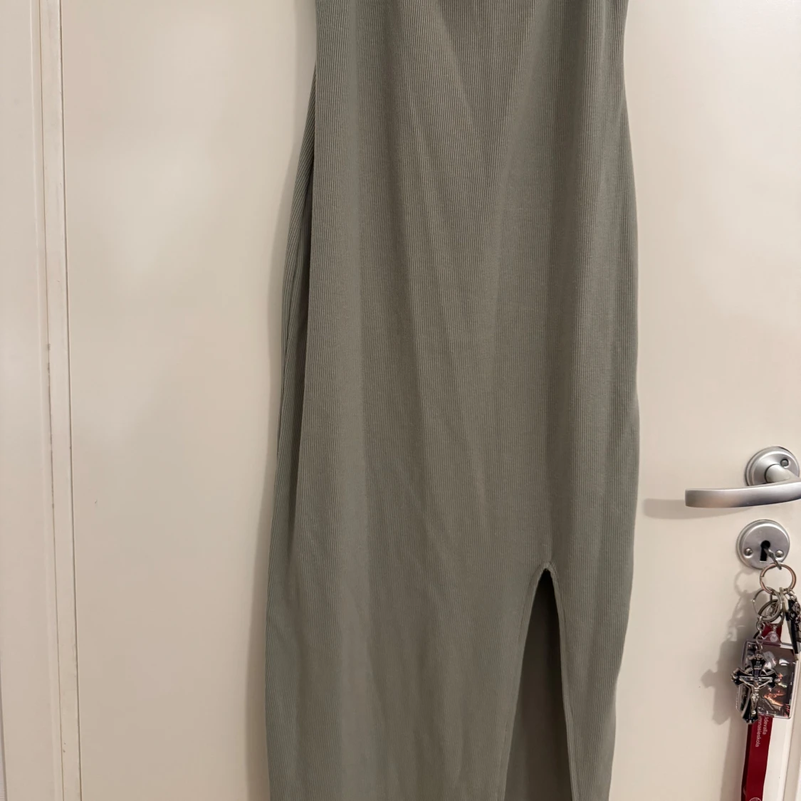 Ribbad grön långklänning med slits - 1