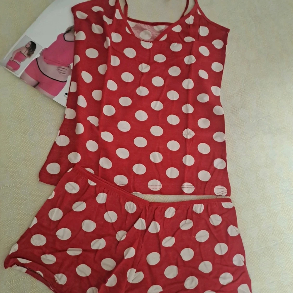 Röda prickiga shorts med linne
