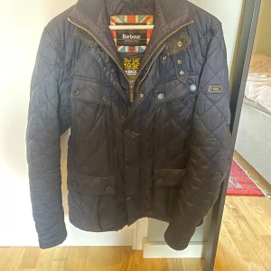 Mörkblå quiltad jacka från Barbour - Säljer min Barbourr jacka. Jackan har sällan blivit använt då jag har en annan som jag gillar mer,Jackan är perfekt för vår,vinter och höst 🍂. Hör av er om minsta fundering om jackan🙌🙌