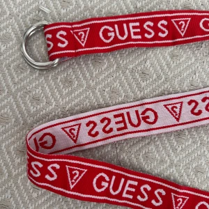 Guess skärp - Bälte från Guess som man kan spänna vart som helst så alla storlekar, går att använda som både vit och röd. 😊