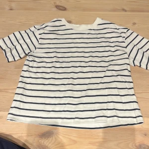 Randig T-shirt Gina Tricot  - Fin randig t-shirt från Gina Tricot i storlek xs. Den är vit med marinblå ränder och har en loose men ändå feminin passform. Inte mycket använd💕