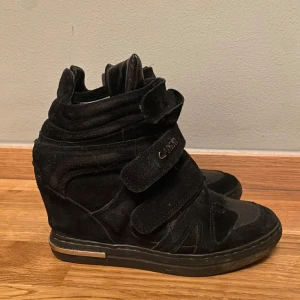 Isabel Marant liknande skor!  - Säljer ett par svarta wedge sneakers från Carinii i mocka och syntet. Väldigt bekväma och enkla att gå i. 