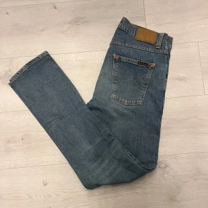 Nudie jeans  - Hej! Säljer dessa nudie jeans i strl W30 L32//jeansen är i fint sick//hör av er om ni har funderingar