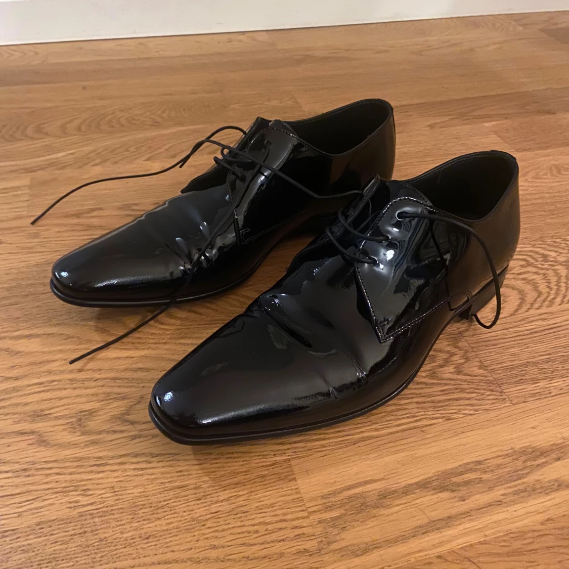 Svarta lackskor med spetsig tå