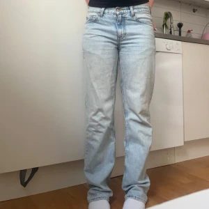Ljusblå jeans från Gina Tricot  - Säljer ett par ljusblå jeans från Gina Tricot med klassisk femficksdesign och raka ben. Jeansen har låg midja. Passar även storlek 36.