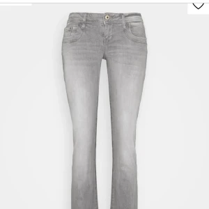 Ltb jeans  - Grå ltb jeans. W26 L30❤️sömmen har spräckt lite på ena sidan av byxbenet men de går enkelt att sy.