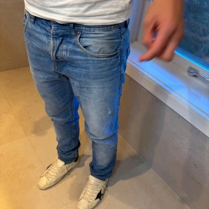 Blåa Pull & Bear jeans med slitningar. - Säljer nu dessa Pull & Bear jeans. De är i passform Regular. De passar till alla outfit och tillfällen. Hör gärna av er vid funderingar!