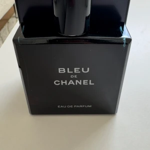 Bleu de Chanel EdP 100ml - Stilren och ikonisk herrparfym från Chanel. Eau de Parfum-variant, 100 ml. Perfekt för dig som vill ha en klassisk och modern doft i snygg förpackning.