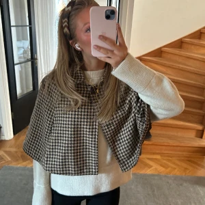 Kort kappa  - Säljer nu min absolut favvorit kappa/poncho som är såå najs och fin till hösten❤️❤️❤️🥹🥹🥹🥹🩷🩷  Pris kan alltid diskuteras vid snabb affär🫶🏼🫶🏼🫶🏼