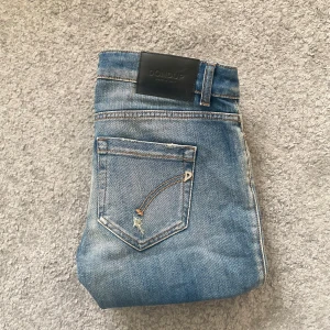Dondup Jeans - Sjukt snygga jeans från märket Dondup | Sjukt snygga slitningar, väldigt eftertraktade | Skick 9/10 - BRA SKICK | Storlek W26 | Jag kan gå ner i pris ‼️Kom gärna med bud och hör av dig vid minsta lilla fråga.