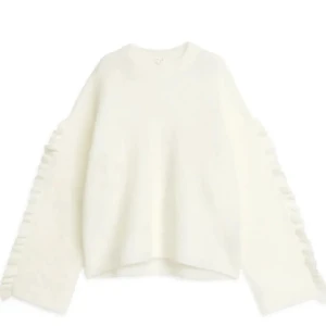 SÖKER Vit stickad tröja med fransar - Söker en sånger tröja den Arker skriv gärna till mig om ni har en så kan vi diskutera priser helst under 500