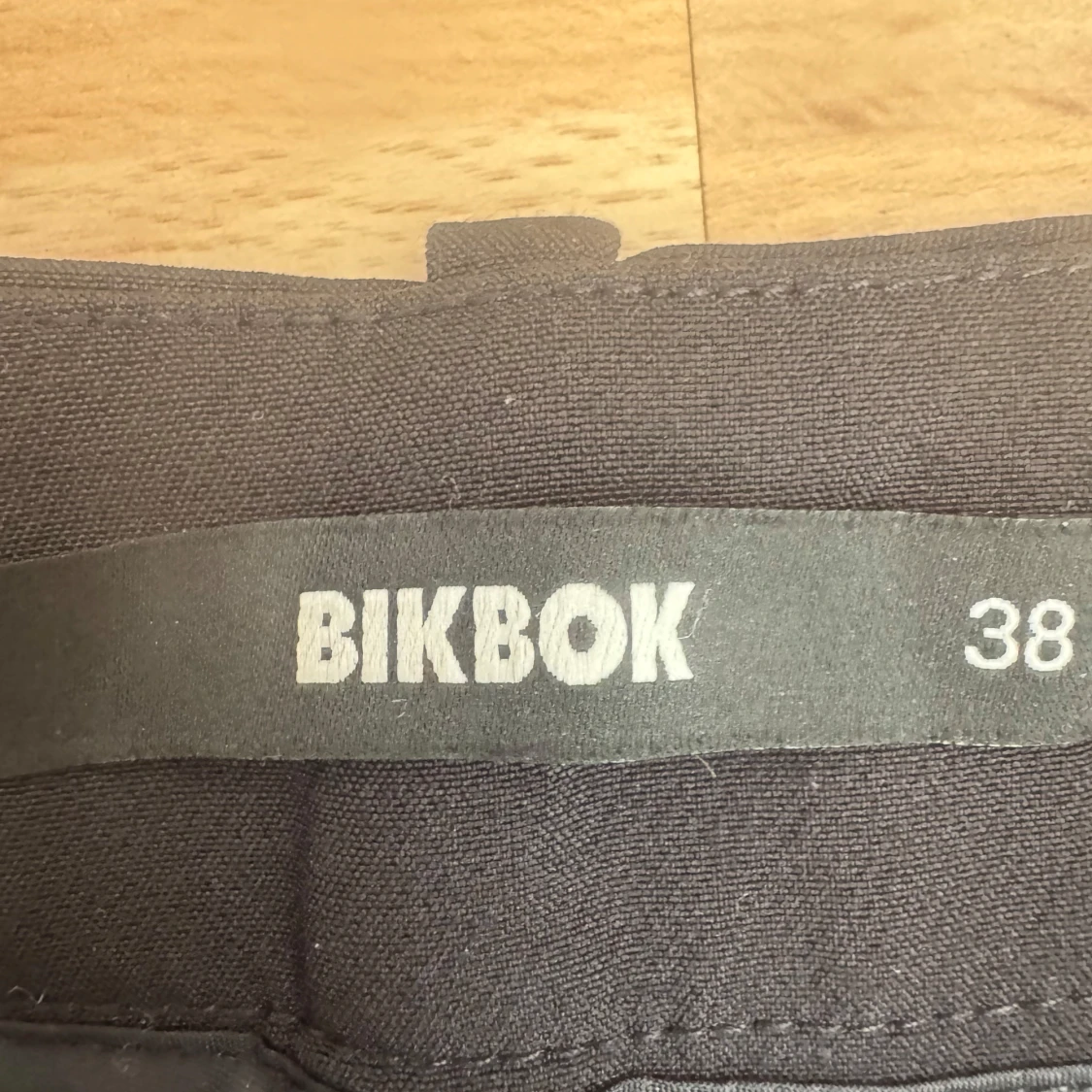 Svarta kostymbyxor från BikBok, stl 38 - 2