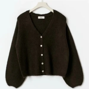 Brun kofta med v-ringning och knappar - Säljer denna mysiga bruna koftan från Gina med en v-ringad hals och skönt material tycker inte om storleken jag valde för denna så säljer den här. Den är ganska ny