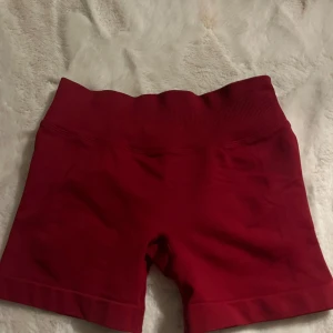 Dfyne liknande tränings shorts - Säljer dessa dfyne liknande tränings shorts pga att dom är för små för mig, aldrig använda💕