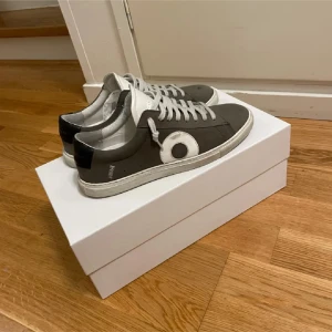 Oliver Cabell Smoke - Säljer ett par stilrena skor från Oliver Cabell i bra skick. Storlek 39 men passar 39-40. Kommer i originalkartong. Finns en liten defekt på vänta framsida. 