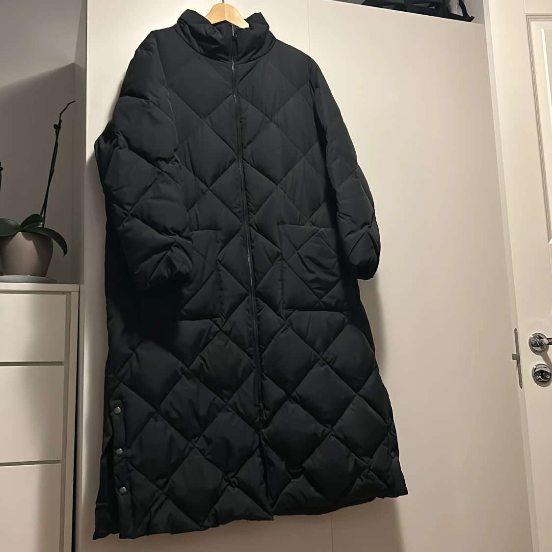 Svart lång pufferjacka från xlnt