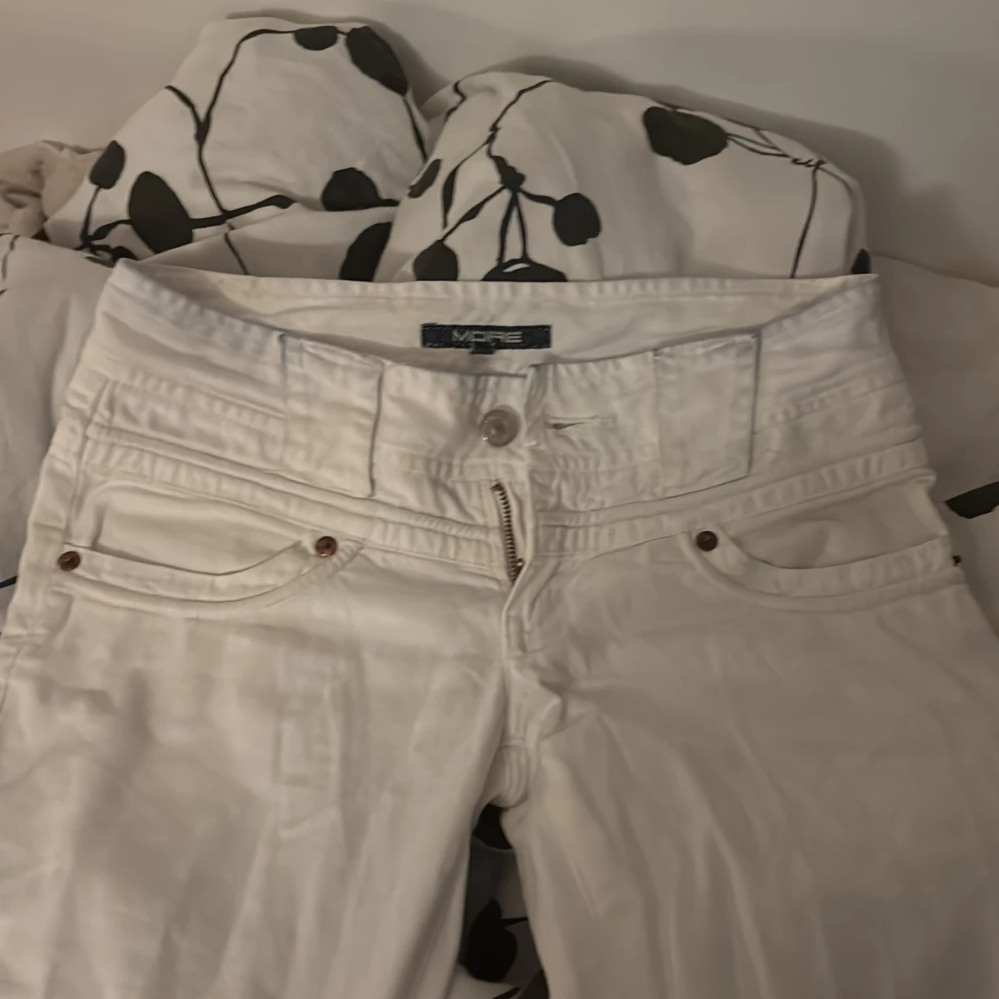 Vita jeansbyxor från More - 3