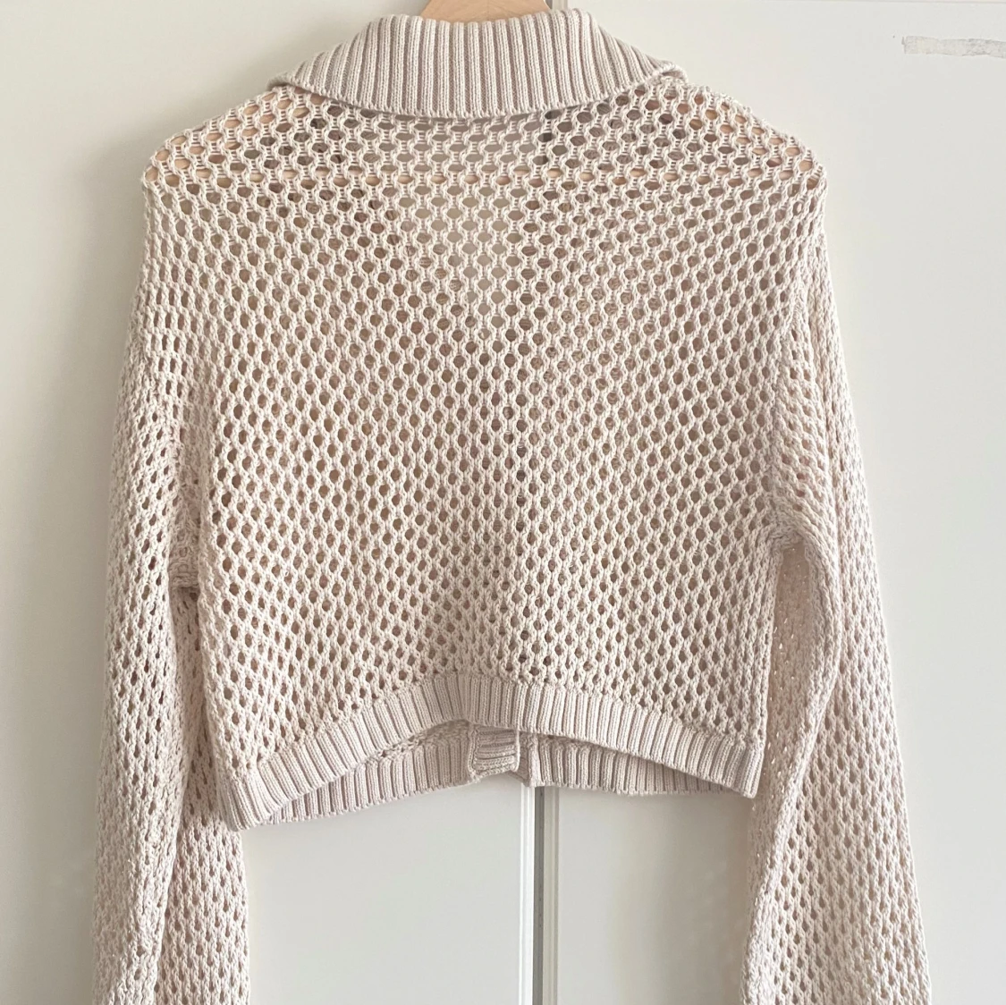 Beige stickad kofta med krage - 1