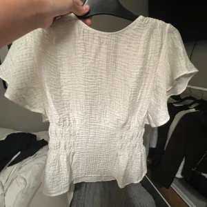 Vit blus - Säljer denna snygga vita blus❤️