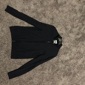 Zip hoodie  - Hej, säljer nu denna zip hoodien från these glory days,storlek S. Ny pris 1100 mitt pris 499 