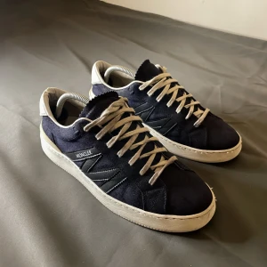 sällsynta moncler sneakers i marinblått  - Snygga mörkblå sneakers från Moncler i marinblått vita detaljer och vita snören och Moncler-logga på sidan och hälen. Perfekta för dig som gillar stilrena och exklusiva sneakers med premiumkänsla. väldigt bekväma från skillnad till andra märkes skor, väldigt svåra att få tag på, 