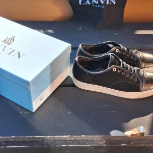 Lanvin skor - Intressekoll OBS inte 800kr kom med bud!,Säljer ett par snygga lanvin skor perfekt för hösten, dem är I en cool svart färg. Det medföljer även låda och dustbag. Lite creashningar men annars I mycket fint skick! Hör av er med prisförslag.