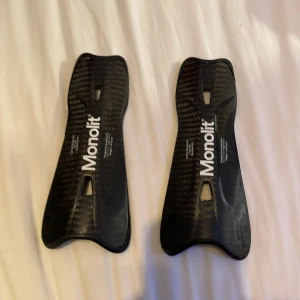 Monolit benskydd  - Svarta monolit benskydd 40 gram gjorda i Sverige för 100kr