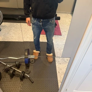 Blå jeans från Jacob Cohën Nick - Snygga blå jeans från Jacob Cohën, modell Nick. Klassisk femficksdesign med ljus tvätt och diskreta slitningar. Jeansen har raka ben och normal passform, tillverkade i mjukt bomullstyg med stretch för extra komfort. Perfekta för en avslappnad och stilren look.
