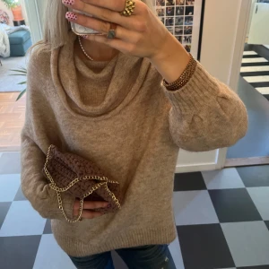 Beige stickad polotröja från hm - Mysig beige stickad polotröja med lös passform och bred polokrage. Storlek S💓💓