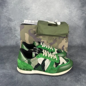 Valentino Rockrunner - Skick: 9,5/10. | Ingår: Skor, Box, Dustbags, Kort, Extrasnören och kvitto. | Nypris: +- 7000 SEK. | Givetvis äkta. | Mer hittar du på www.thegrandcloset.com.