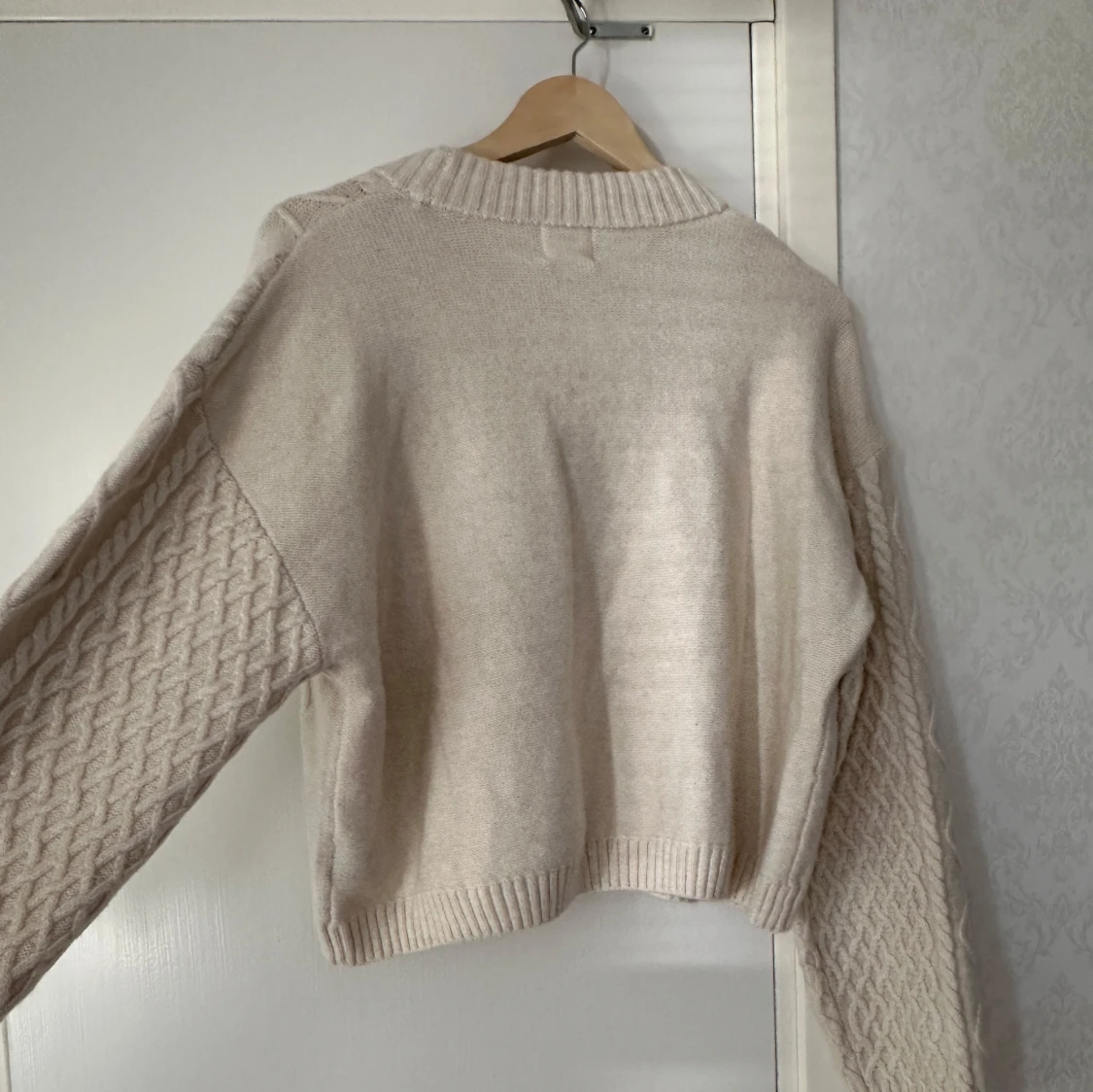 Beige stickad tröja med flätmönster - 2