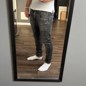 Replay Anbass jeans - Grå replay anbass jeans // storlek 30:30 // använd men inga defekter //pris 499 // tveka inte på att höra av er vid frågor eller funderingar!