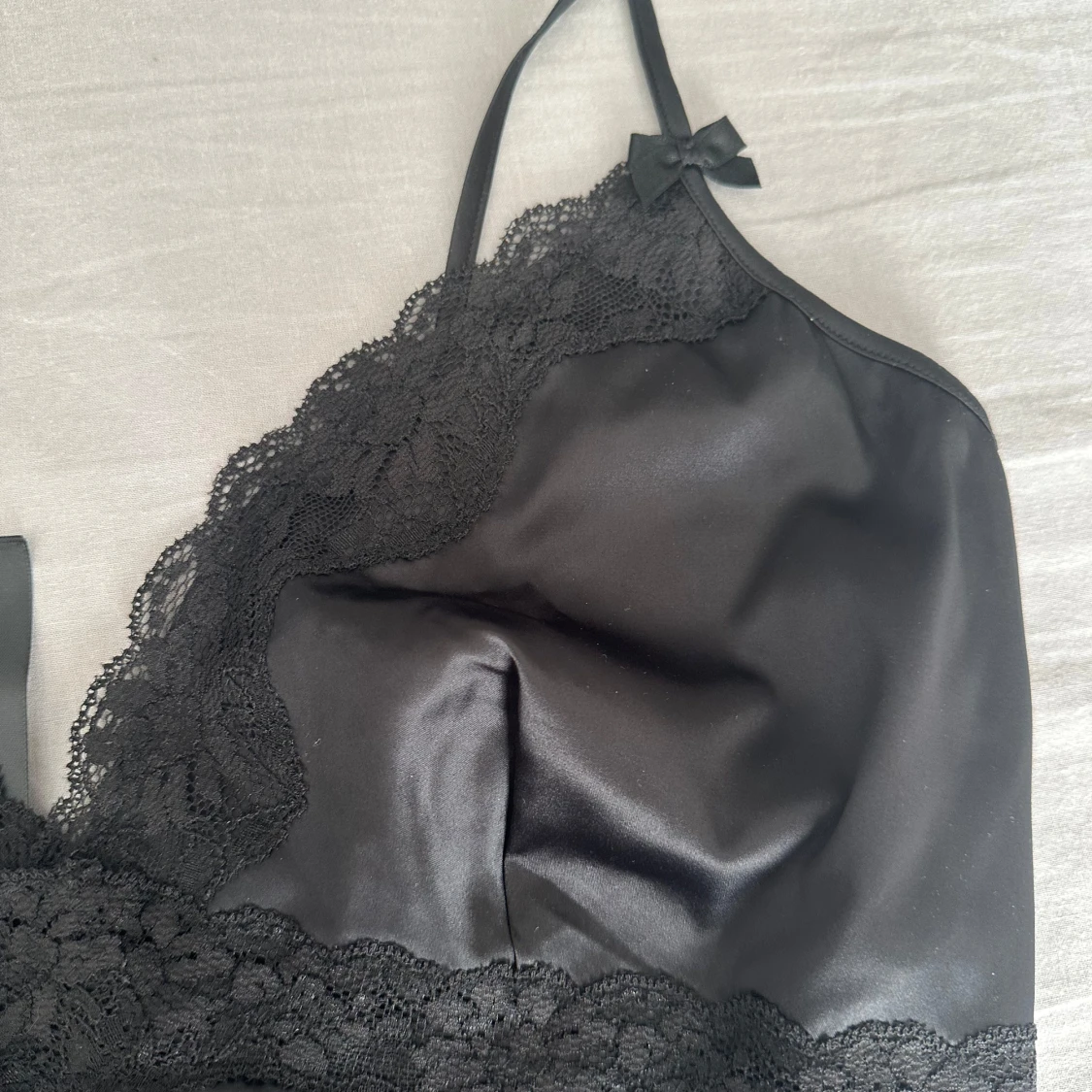 Svart satin top med spets - 3