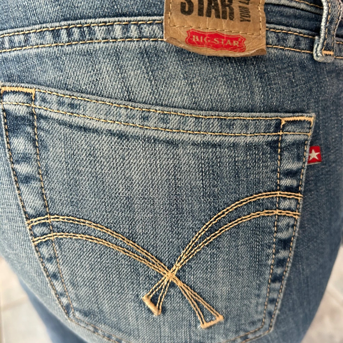 Lågmidjade utsvängda jeans  - 1