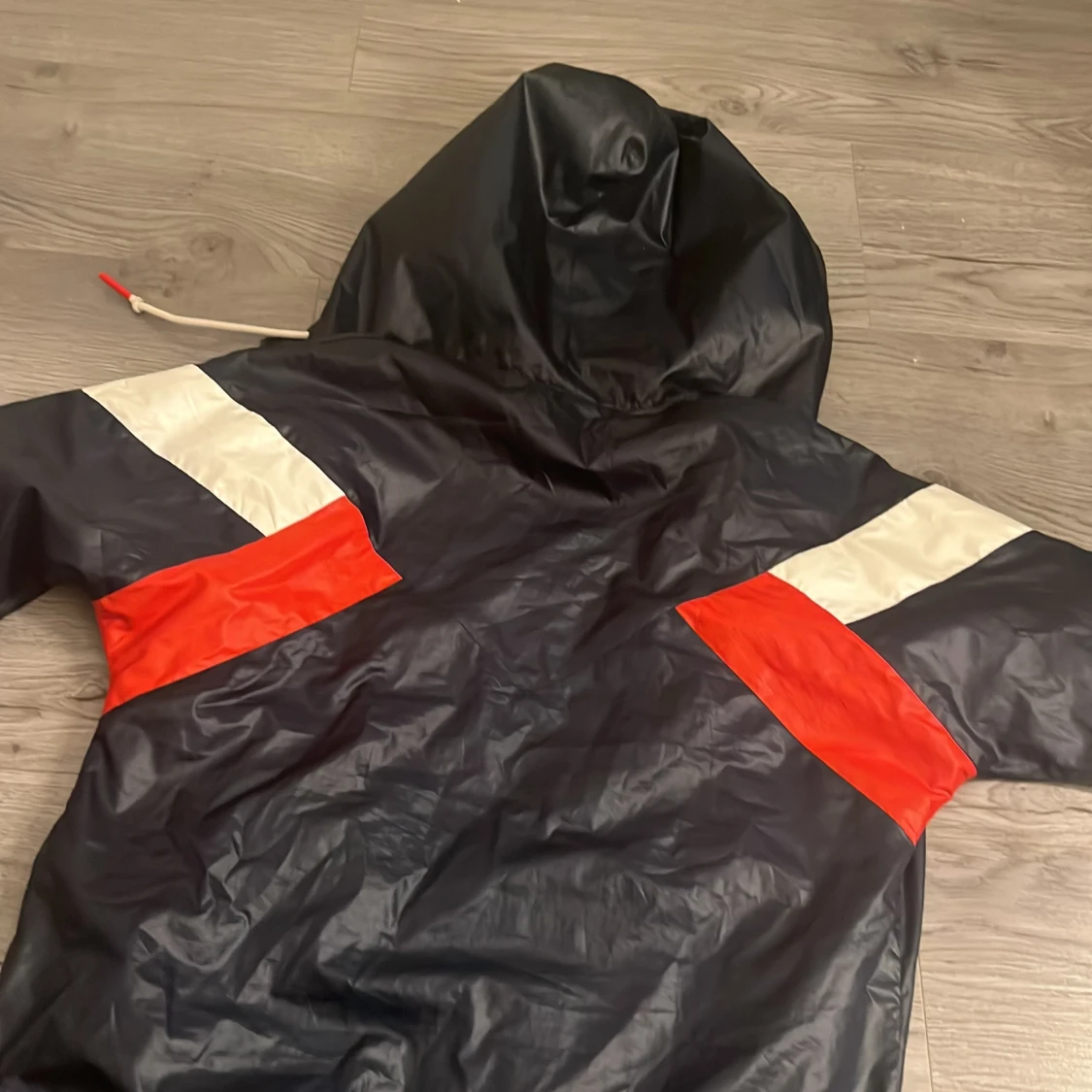 Svart och röd vindjacka från Adidas - 3