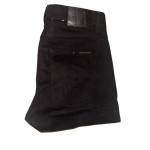 Svarta Nudie Jeans - Svarta jeans från Nudie Jeans helt nya testade endast och extremt snygga modellen är Lean Dean en väldigt populär model. Inga defekter helt fel fria hör av er för frågor eller funderingar 🫡