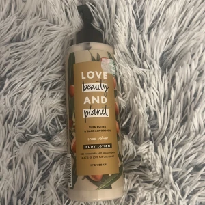 Love Beauty and Planet body lotion - Body lotion med sheasmör och sandelträolja från Love Beauty and Planet. Kommer i en beige plastflaska med pump, 400 ml. Vegansk och doftar fräscht och mjukt. Nypris 149 kr.