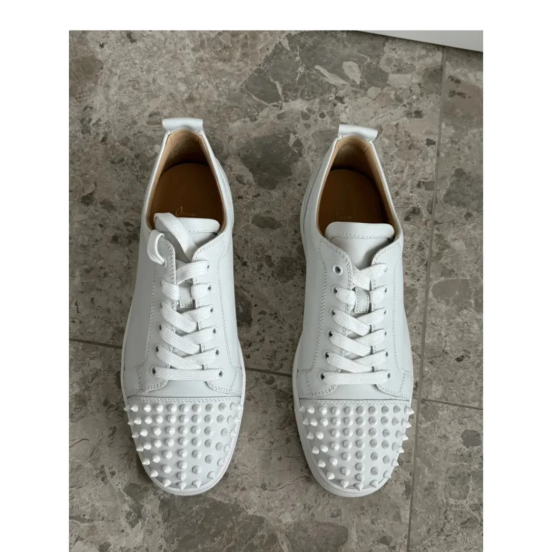Christian Louboutin vita sneakers med nitar - 1