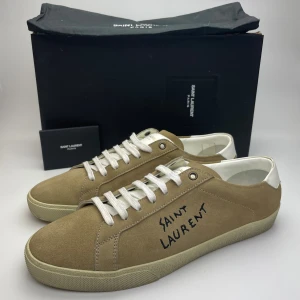 Saint Laurent(nya) - Hej! Säljer nu dessa sjukt snygga ysl skor. Skorna är i nyskick! Har ett begränsat antal boxar och dustbag! Hör gärna av dig vid frågor!