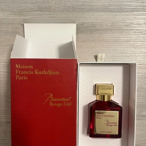 Maison Francis Kurkdjian Baccarat Rouge - Hej, säljer min parfym som jag fick av min mamma i födelsedag present parfymen är äkta och kvitto finns! Jag har tagit 5 sprut av den så den är i princip helt full. Skicka till mig vid frågor om parfymen!