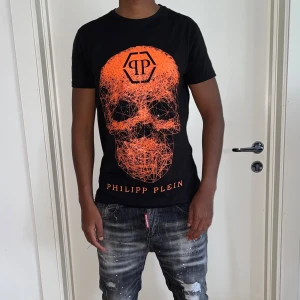 Philipp plein t shirt strl S - Helt ny.fin replika med grym kvalitet. Modellen är 175cm väger 67kg, Bär storlek S på bilden. Pris: 699kr. Först till kvarn. Skickas direkt inom 24h