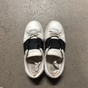 Valentinoskor - Säljer mina Valentinoskor som jag köpt på Vestiaire för 3 år sedan som inte kommer till användning längre! Skorna är i ett ganska använt skick och var även de när jag köpte dom själv för 3000. De har slitningar i hälen men annars är dom superfina! 