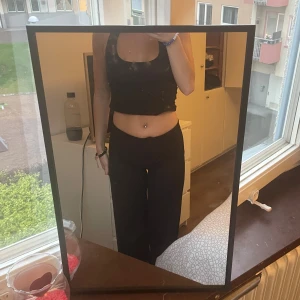 Svarta vida kostymbyxor  - Säljer ett par svarta kostymbyxor med raka, vida ben. Materialet är mjukt och stretchigt, vilket gör dem riktigt bekväma att ha på sig. 💞💞🌸