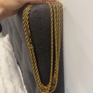 18k guldplatersd kedja 60cm,7mm - 18k guldplaterad kedja 60cm 7mm (färgen går ej bort) (den är tålig mot vatten,parfym och m.m)