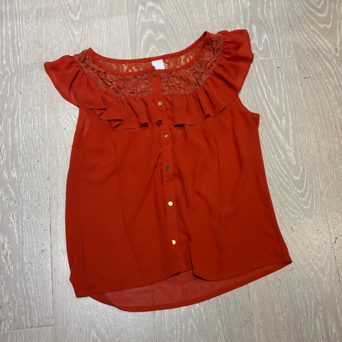 Röd blus med spets från Vila
