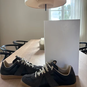 Maison Margiela skor - Säljer ett par Maison Margiela skor som är i topp skick, 10/10 skick, storlek 43. Var inte rädda att fråga och fundera😊