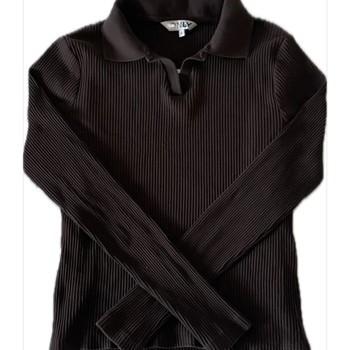 Brun ribbad pikétröja från ONLY