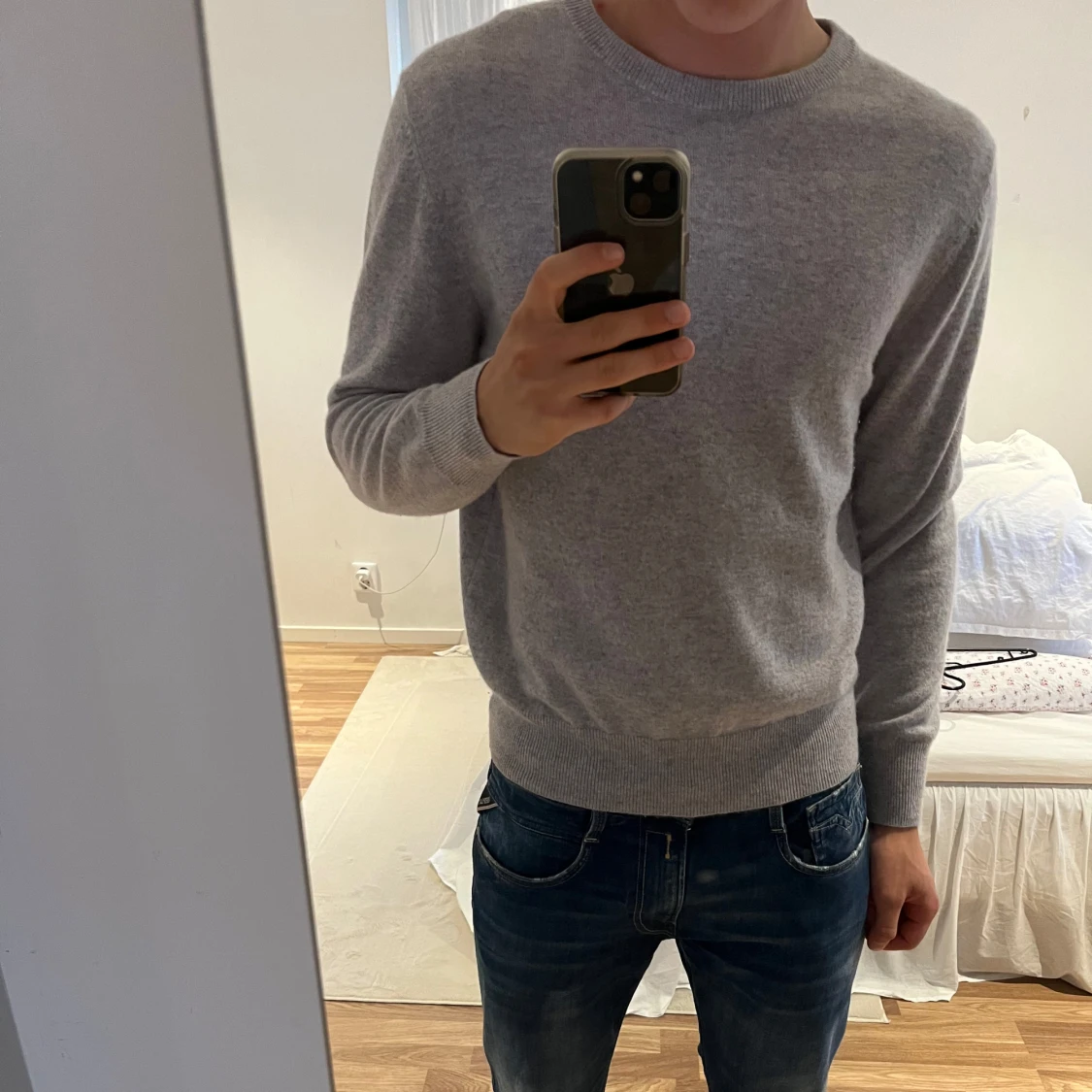 Ljusgrå kashmirtröja från Carmés