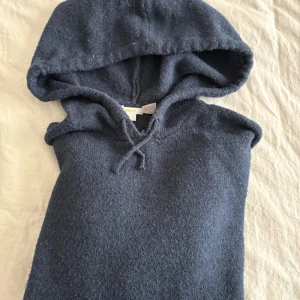 Mörklblå stickad tröja från Gina tricot  - Säljer en mörkblå stickad tröja med luva från Gina young i storlek 170.☺️