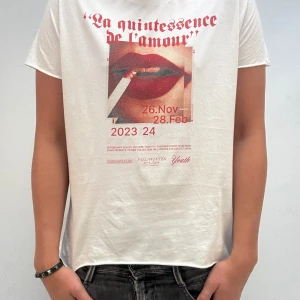 Vit t-shirt med tryck från Zadig & Voltaire - Vit t-shirt från Zadig & Voltaire med rött tryck och coolt motiv av läppar och cigarett på bröstet. Kortärmad modell i mjuk bomull med avslappnad passform och liten slits i sidorna. Perfekt statement-plagg för dig som gillar edgy stil.